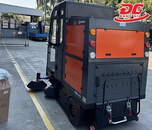 Xe quét rác ngồi lái Kumisai KMS S13 - pin lithium 3