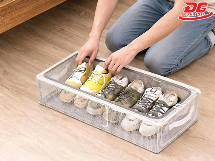 Chỉ cất giày vào kệ hoặc hộp bảo quản khi cả bề mặt ngoài và lót bên trong đã khô hoàn toàn.