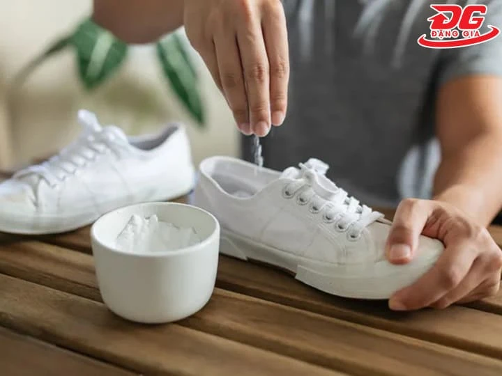 Rắc một lớp mỏng bột baking soda vào lòng giày qua đêm để hút sạch hơi ẩm và mùi ẩm