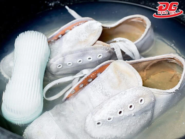 Tuyệt đối không ngâm giày ngập trong nước quá lâu vì dễ làm bong tróc keo đế và mục vải