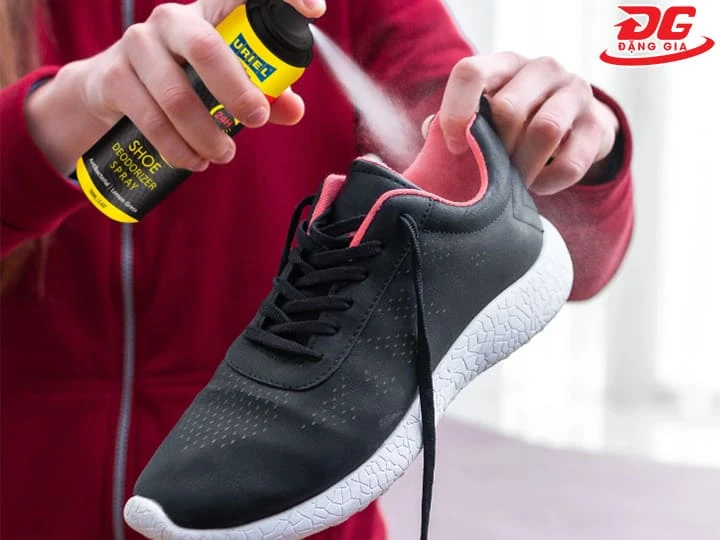Xịt khử mùi kháng khuẩn chuyên dụng giúp loại bỏ tận gốc bào tử nấm bên trong lót giày, loại bỏ mùi khó chịu