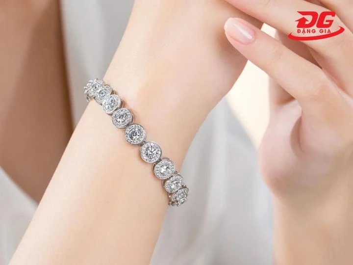 Bạch kim nguyên chất là lựa chọn hoàn hảo cho người có làn da nhạy cảm 