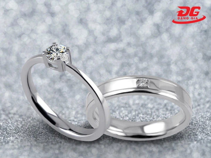 Nhẫn vàng trắng với kiểu dáng trẻ trung, đa dạng mẫu mã và chi phí hợp lý được nhiều người ưa chuộng
