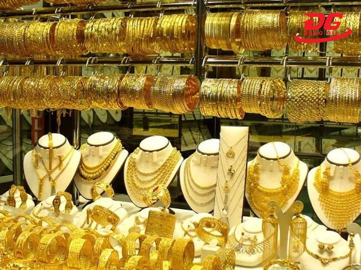 Chọn mua vàng tây tại các thương hiệu kim hoàn lớn để đảm bảo đúng tuổi vàng
