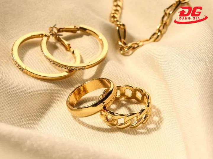 Nhẫn cưới chế tác từ vàng tây 14K sáng bóng, bền màu và giữ form cực tốt