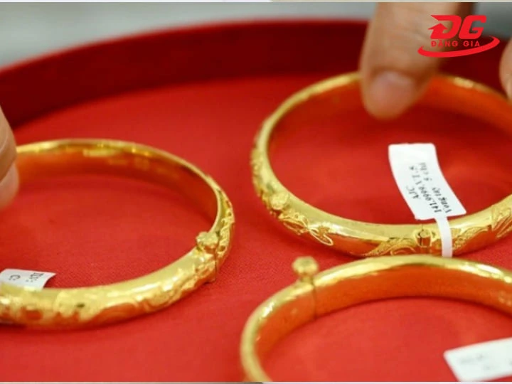 Vàng 22K có hàm lượng vàng nguyên chất cao, màu vàng đậm gần giống vàng ta