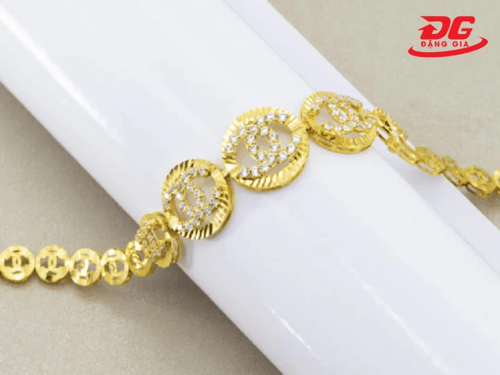 Vàng tây 18K cao cấp sở hữu sắc vàng rực rỡ, chuyên dùng cho trang sức đính đá quý