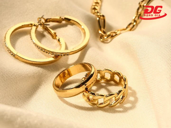Vàng Tây bản chất vẫn là vàng thật nhưng được pha trộn hợp kim để gia tăng độ cứng.