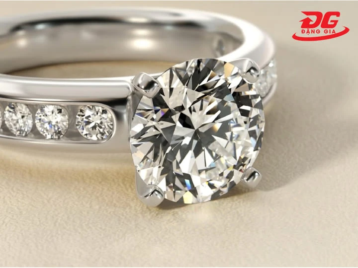 Vàng trắng có ánh kim sáng bóng, hiện đại, là lựa chọn hàng đầu cho các mẫu nhẫn cưới và trang sức đính kim cương.