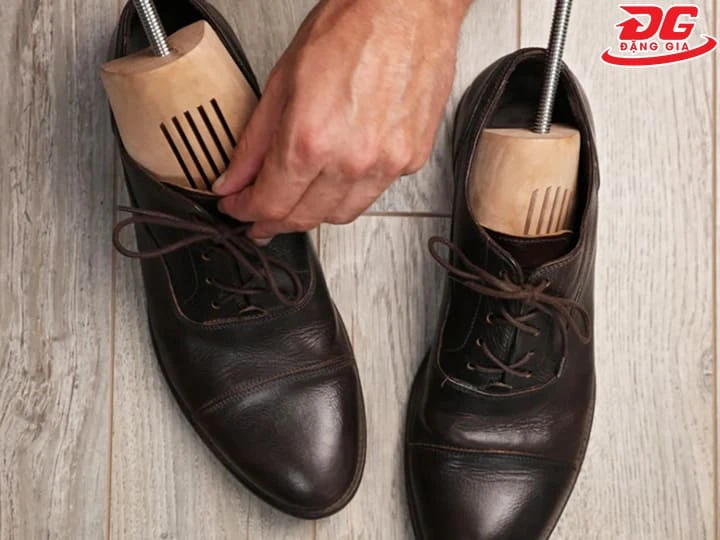 Cách làm mềm giày da bị cứng & bảo quản bằng cây giữ phom 