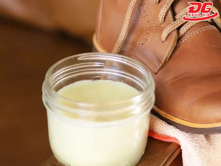 Cách làm mềm giày da cũ bằng kem dưỡng ẩm