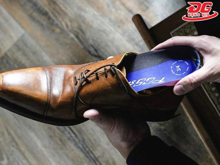 Cách làm mềm giày da cứng để thích nghi hơn với dáng bàn chân 