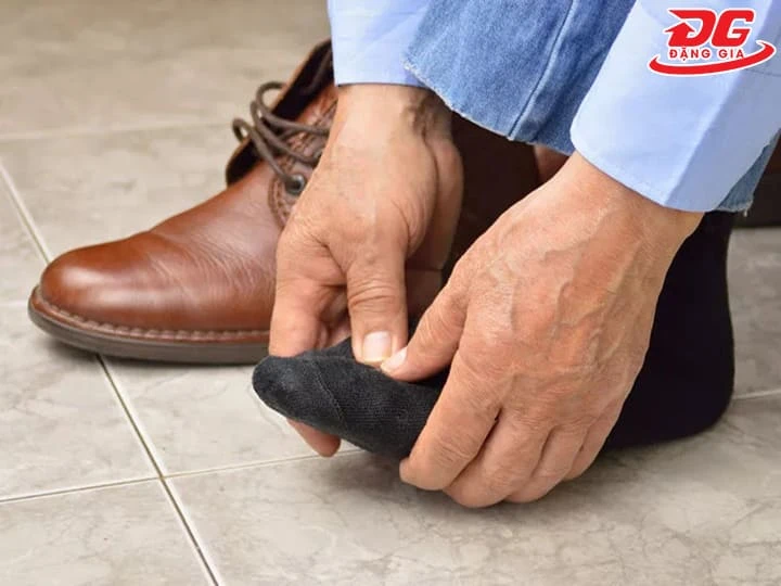 Cách làm mềm giày da để lâu để tránh đau chân