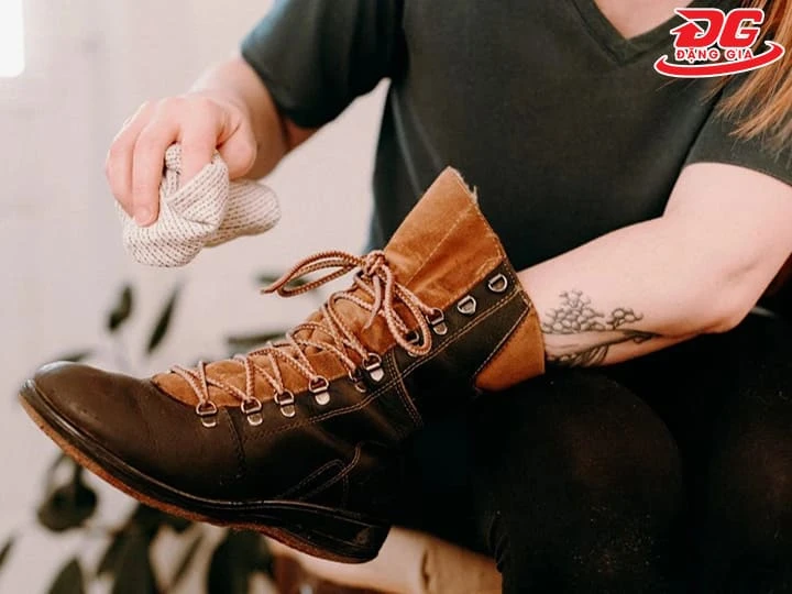 Lịch vệ sinh giày da nữ phù hợp cho từng mức độ sử dụng