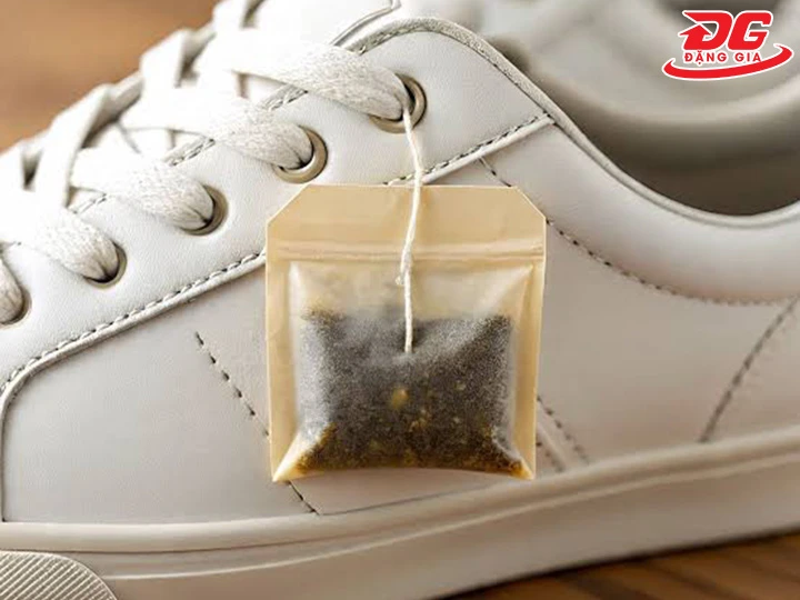 Loại bỏ mùi hôi tích tụ bên trong giày