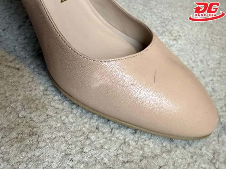 Xóa vết mực lem trên bề mặt giày