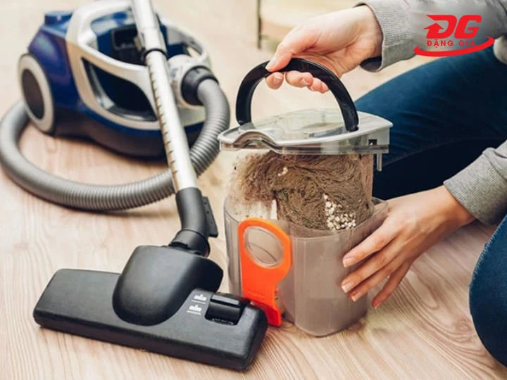 Để hộp bụi đầy hoặc bộ lọc bám bẩn
