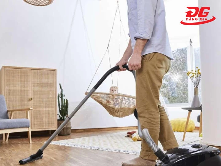 Di chuyển đầu hút đều tay, đúng hướng giúp loại bỏ bụi bẩn hiệu quả trên sàn nhà.