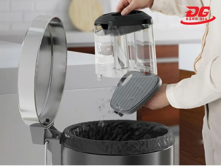 Đổ bụi trong hộp chứa hoặc thay túi bụi khi đầy để duy trì lực hút ổn định
