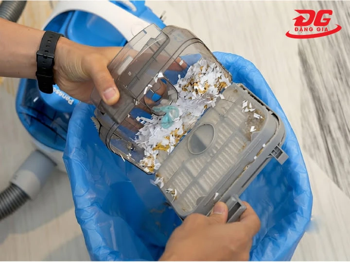 Đổ bụi và vệ sinh hộp chứa bụi giúp hạn chế bụi tích tụ, mùi hôi và duy trì lực hút ổn định