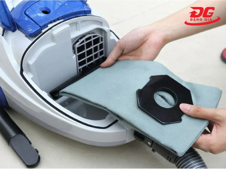 Lau sạch thân máy và khe thông gió giúp loại bỏ bụi bẩn