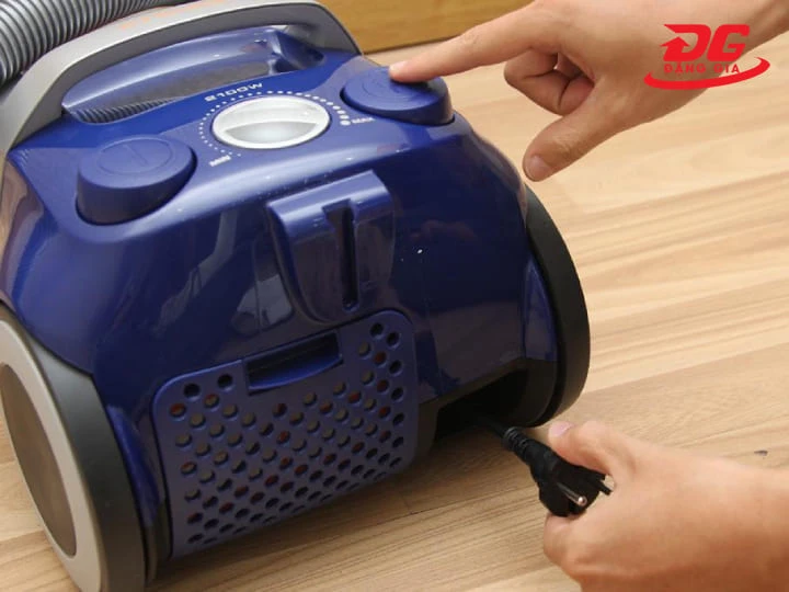 Tắt máy, thu dây điện và cất gọn máy hút bụi Electrolux sau khi vệ sinh