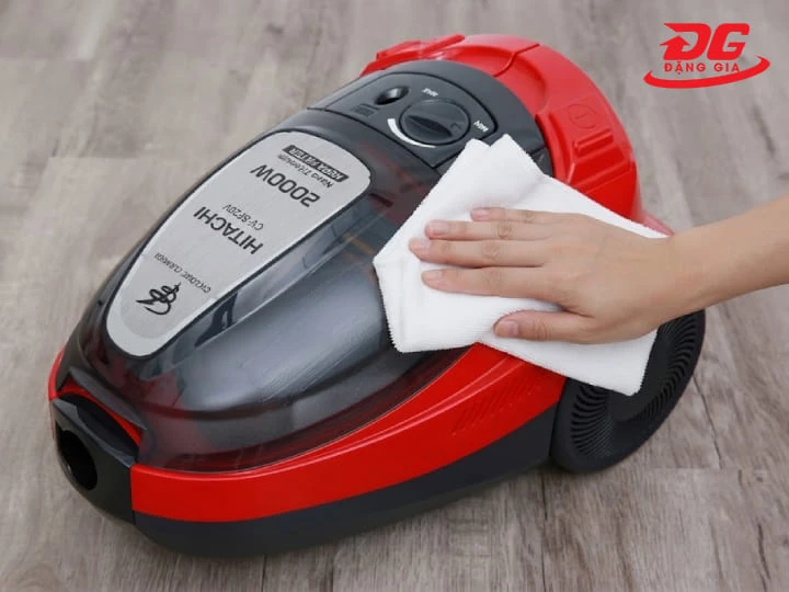 Dùng khăn mềm lau sạch bụi bẩn trên vỏ máy hút bụi Hitachi