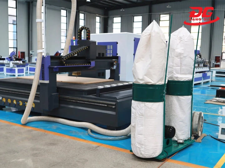 Đường ống và chụp hút được kết nối trực tiếp với máy CNC, giúp thu gom bụi ngay tại vị trí gia công
