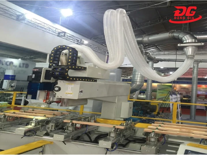 Máy hút bụi CNC tạo lực hút để dẫn bụi và phế phẩm qua đường ống, tách giữ tạp chất tại bộ lọc và thùng chứa