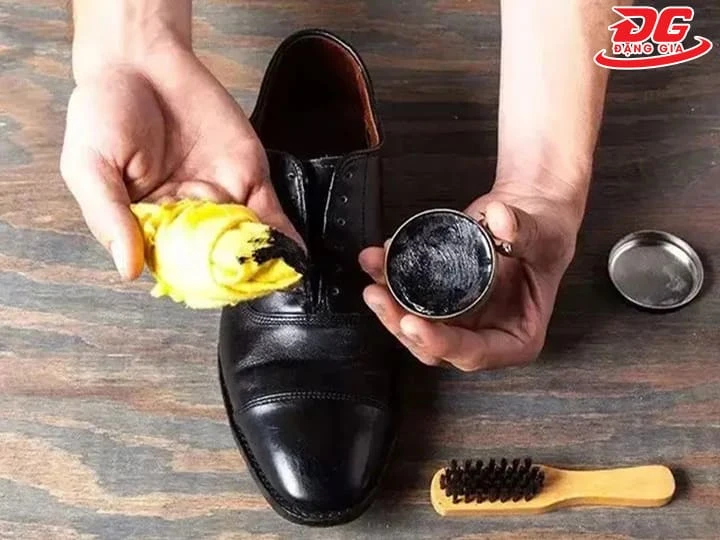 Các bước dùng xi đánh giày Kleen