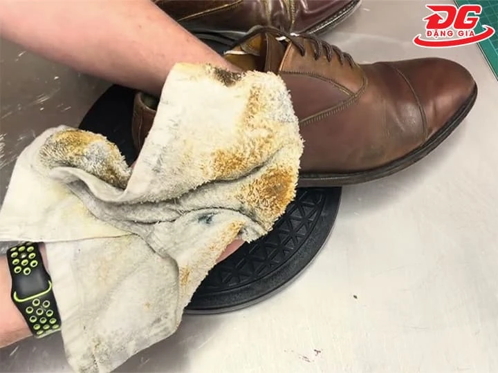 Chú ý lau sạch xi cũ rồi mới thoa xi mới lên trên bề mặt giày