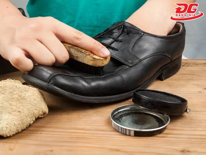 Đánh giày dễ dàng tại nhà