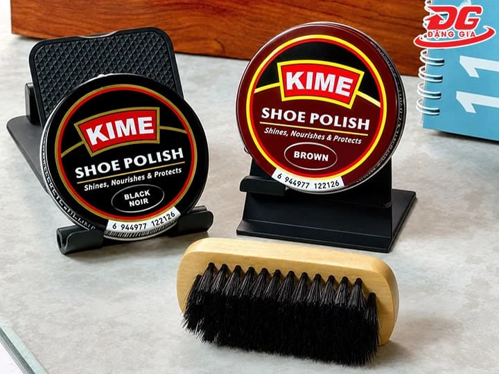 Nên đánh xi Kime khoảng 2 - 3 tuần/lần để giữ giày luôn sáng bóng, tránh tích tụ cặn sáp