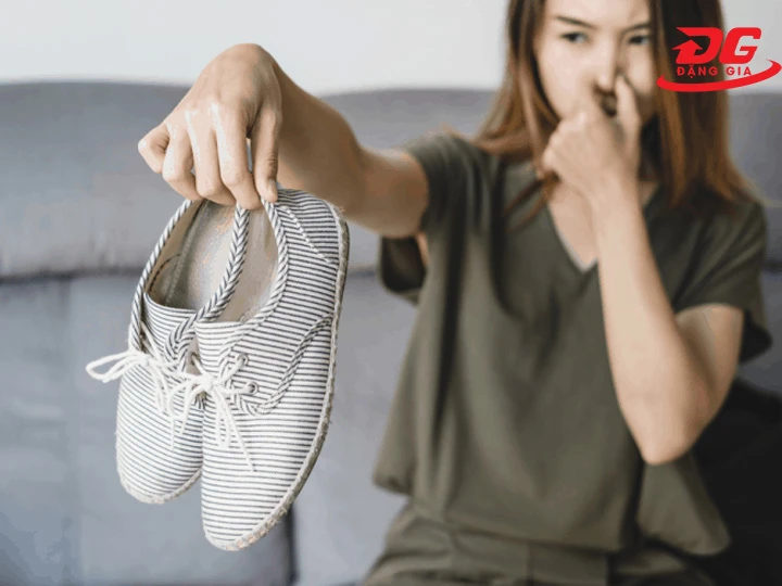 Cách sấy giày bằng mấy sấy quần áo hạn chế mùi hôi