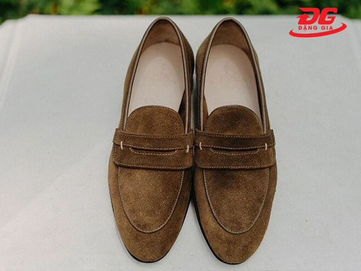 Đặt giày nơi thoáng mát sau nhuộm giày da lộn