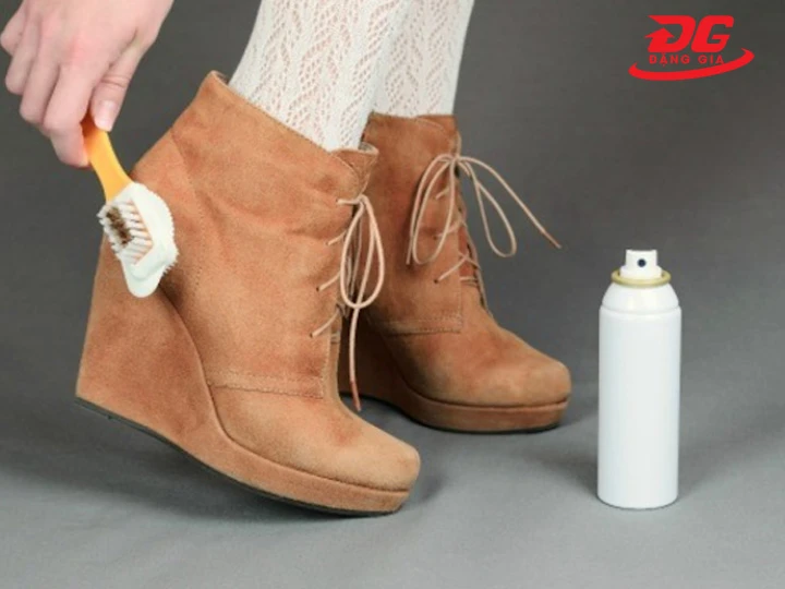 Dùng bàn chải khi nhuộm màu da lộn xong