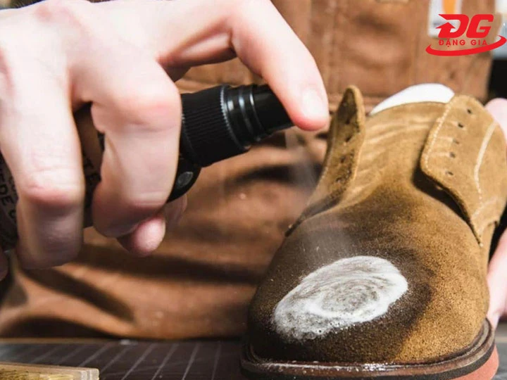 Dung dịch vệ sinh để nhuộm giày da lộn