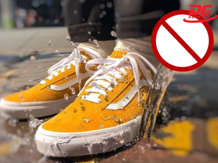 Không nhuộm giày da lộn khi giày còn ẩm ướt