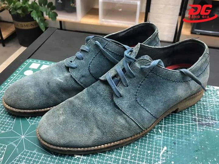 Kiểm tra tình trạngđể nhuộm giày da lộn