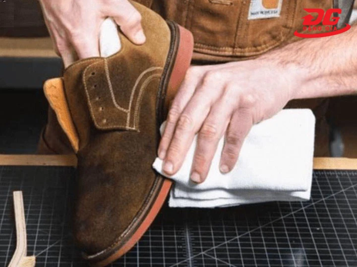 Nhuộm giày da lộn nên để giày khô hoàn toàn