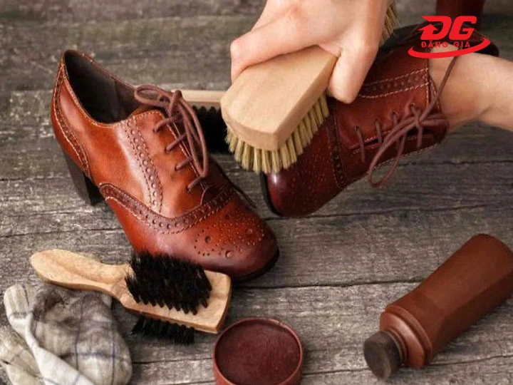 Làm sạch giày trước khi nhuộm màu da lộn