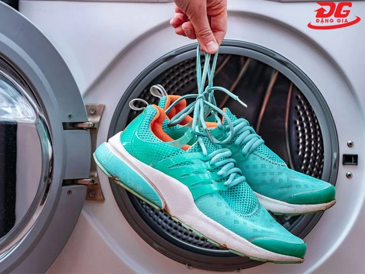 Lưu ý khi sấy giày bằng máy sấy quần áo