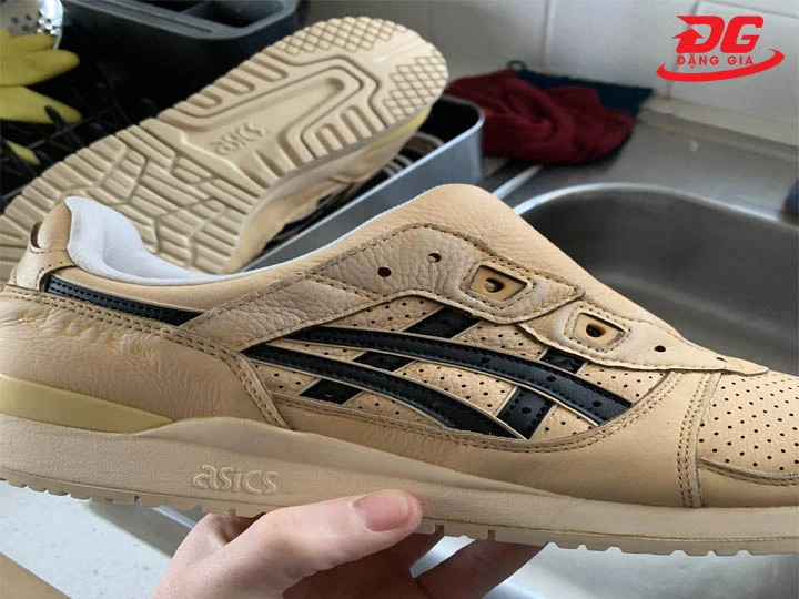 Nhuộm giày sneaker bằng cà phê hoặc trà