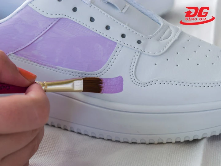 Cách nhuộm giày sneaker bằng sơn acrylic