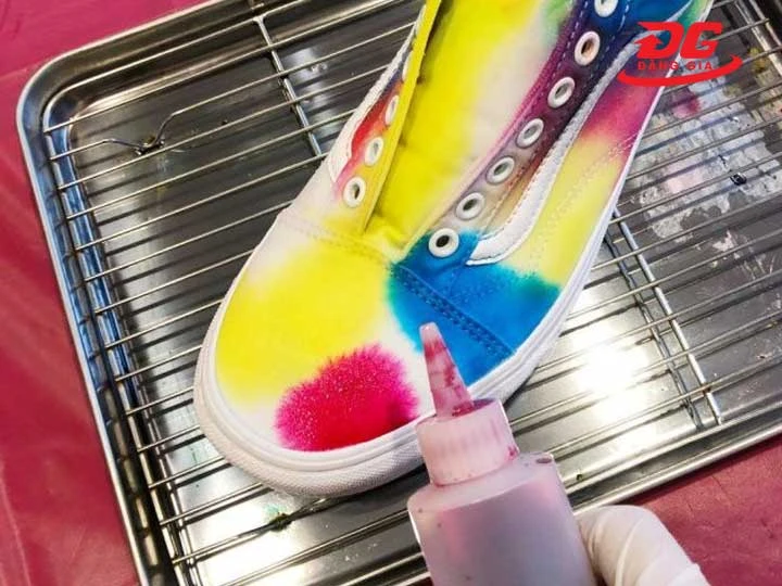 Nhuộm giày sneaker bằng thuốc nhuộm vải chuyên dụng