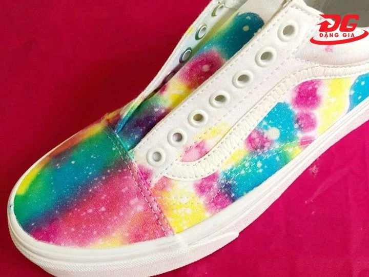 Nhuộm giày sneaker sau khi dùng thuốc nhuộm vải