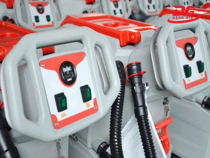 Tay điều khiển và bảng điều chỉnh chức năng