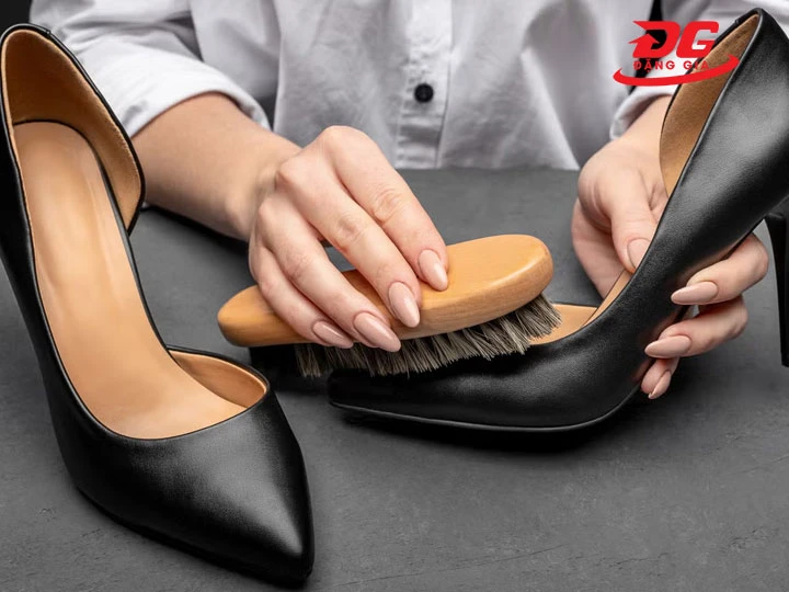 Vệ sinh giày giúp nhuộm giày cao gót sạch bụi bẩn