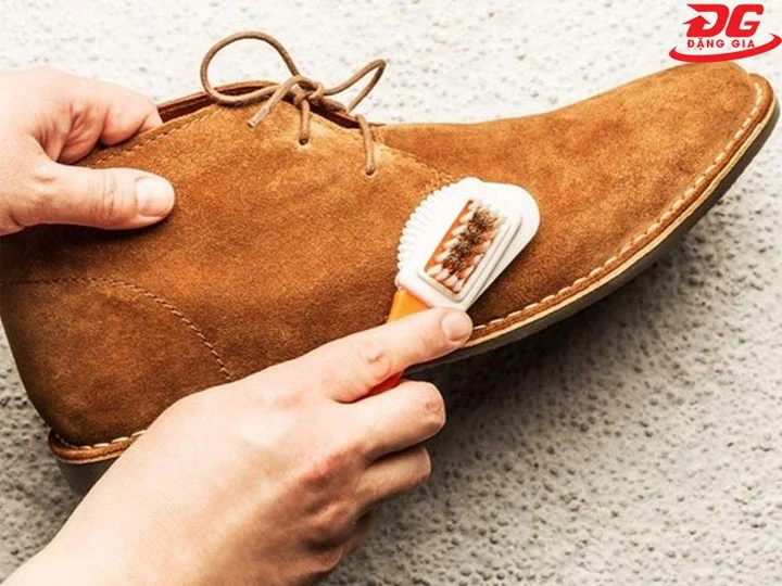 Vệ sinh giày trước khi nhuộm giày da lộn