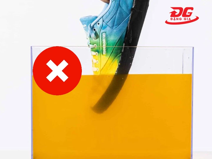 Tránh tiếp xúc với nước khi nhuộm giày sneaker